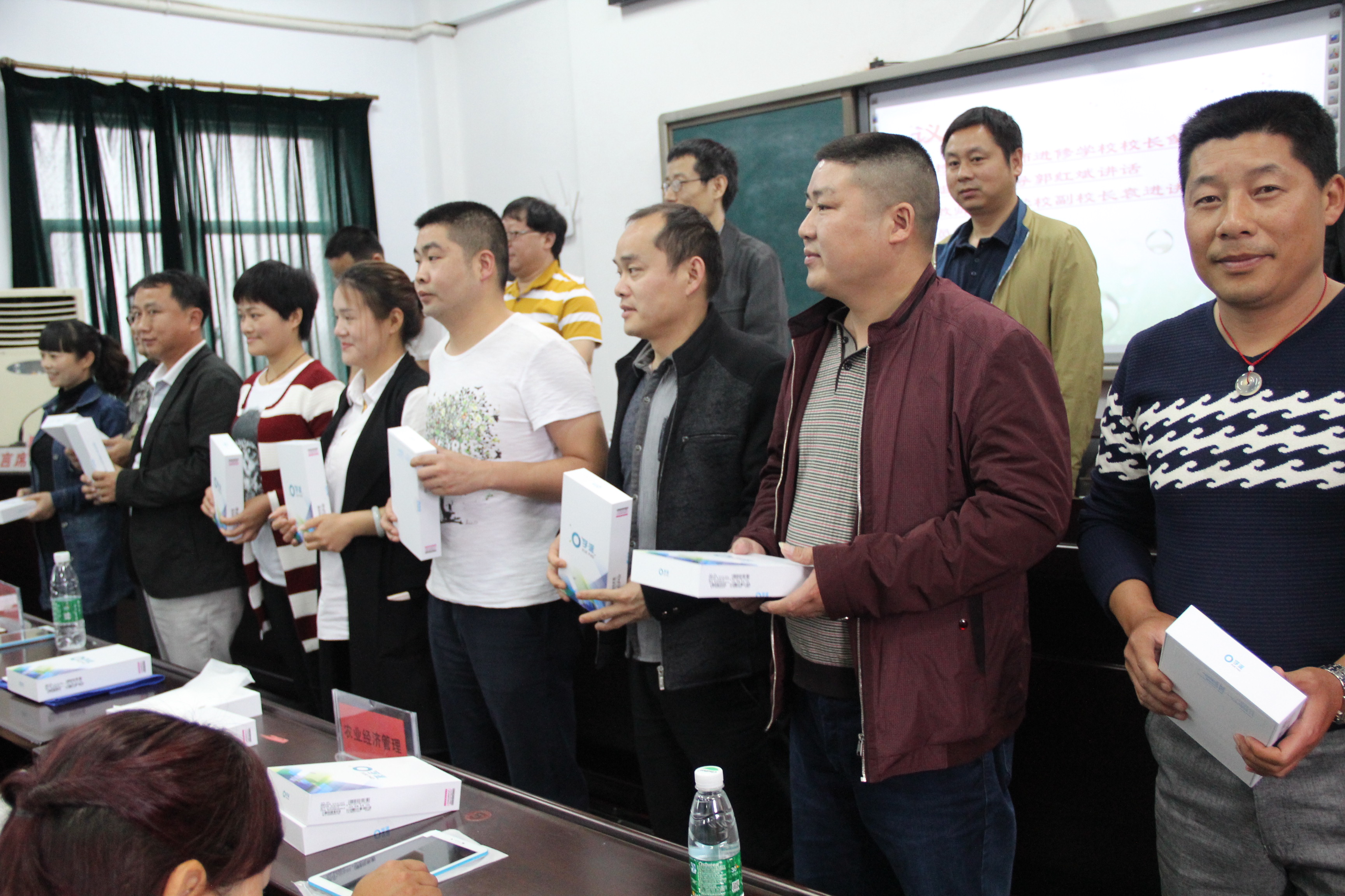 向學員們免費發(fā)放PAD.JPG