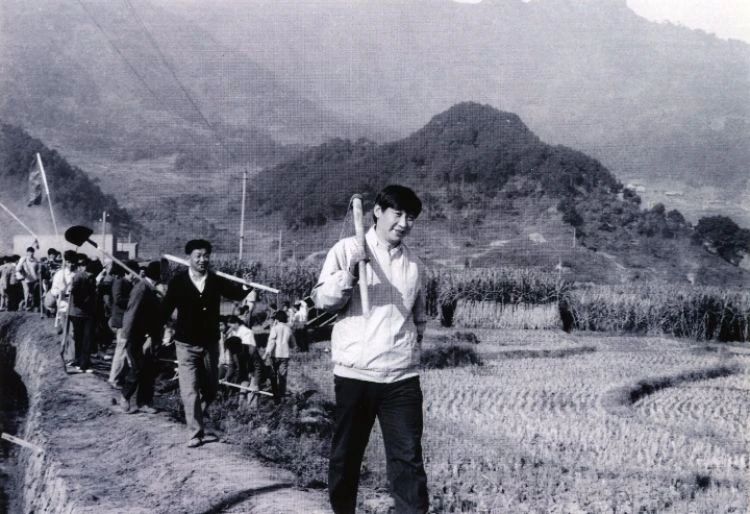 　　△1989年，時任福建寧德地委書記的習(xí)近平帶領(lǐng)地直機關(guān)千余名干部到水利工地參加修整水渠勞動。