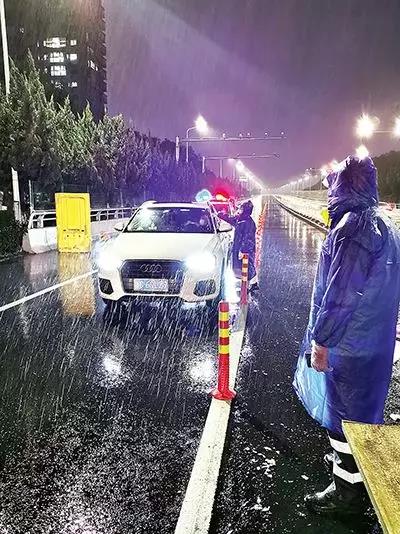 凌晨，東甌大橋卡點處，永嘉縣黨員干部頂風冒雨、在嚴寒中牢牢值守。（　圖片由浙江省溫州市委組織部提供）