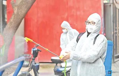 武漢市洪山區(qū)珞南街廣八路社區(qū)書記對健身器械進行消毒。