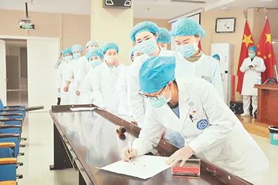 疫情期間，內(nèi)蒙古達拉特旗黨員醫(yī)護工作者主動請纓支援抗擊疫情第一線。　趙樂　攝