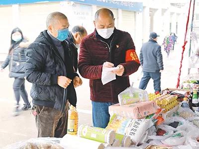 疫情期間，四川瀘州市龍馬潭區(qū)特興街道走馬村黨員干部幫隔離群眾采買生活用品。陳濤　攝