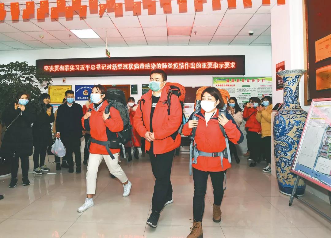 江西宜春市人民醫(yī)院抗擊新型冠狀病毒肺炎馳援武漢首批醫(yī)療隊員出征儀式。（圖片由通訊員　黃包云　陳波提供）