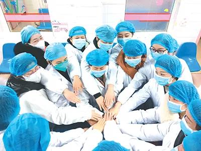 武漢市江夏區(qū)婦幼保健院22名巾幗黨員請戰(zhàn)奔赴抗擊疫情前沿陣地。